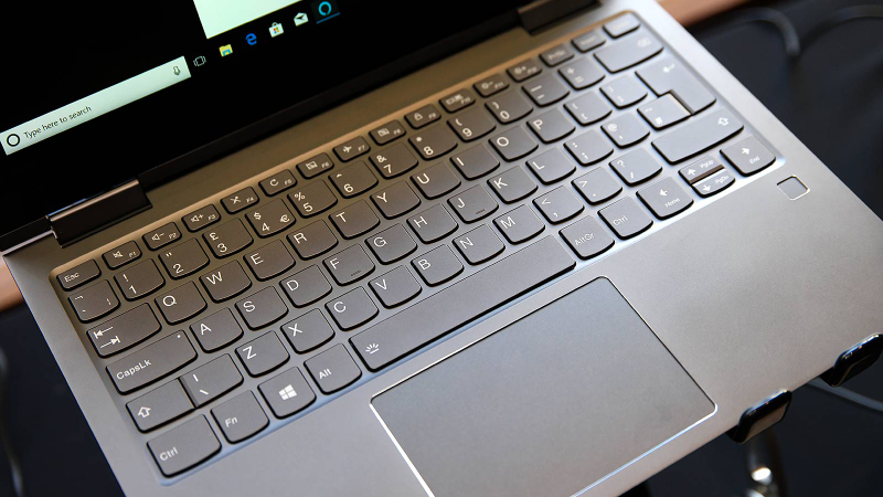 Como sus predecesores, los nuevos Yoga 730 vienen con un lector de huellas incorporado y soporte completo del stylus Windows Ink